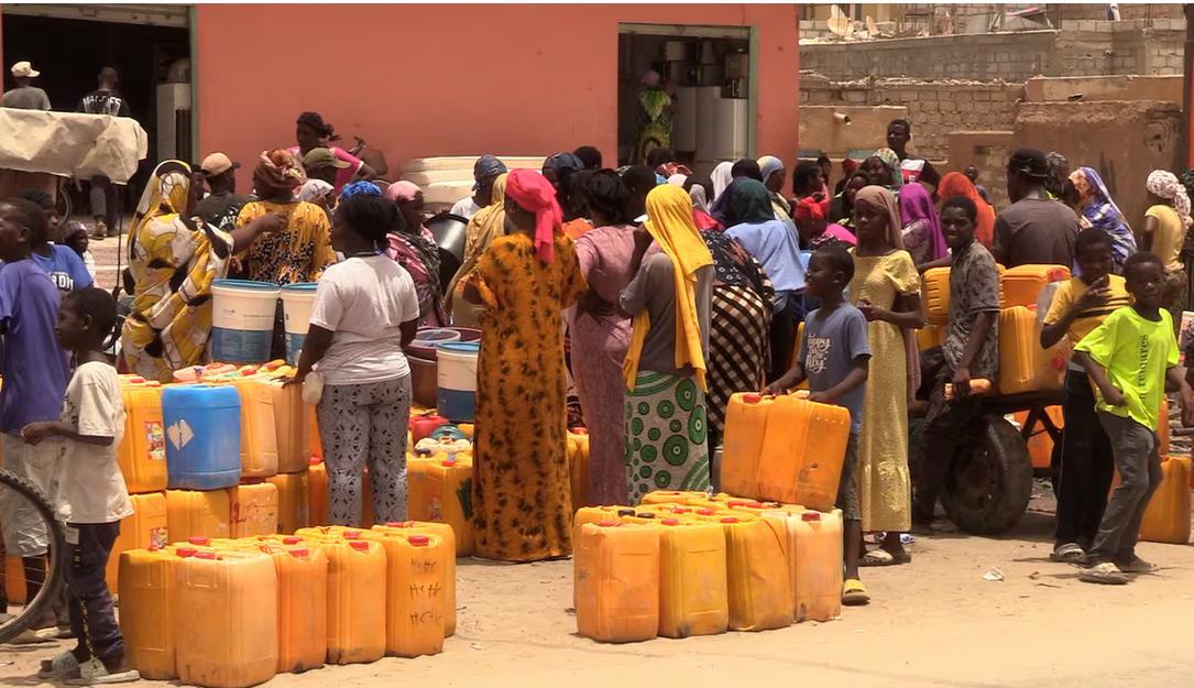 Sans électricité, ni internet, ni eau: oppressés par une chaleur écrasante, les Nouakchottois crient leur soif d’équité